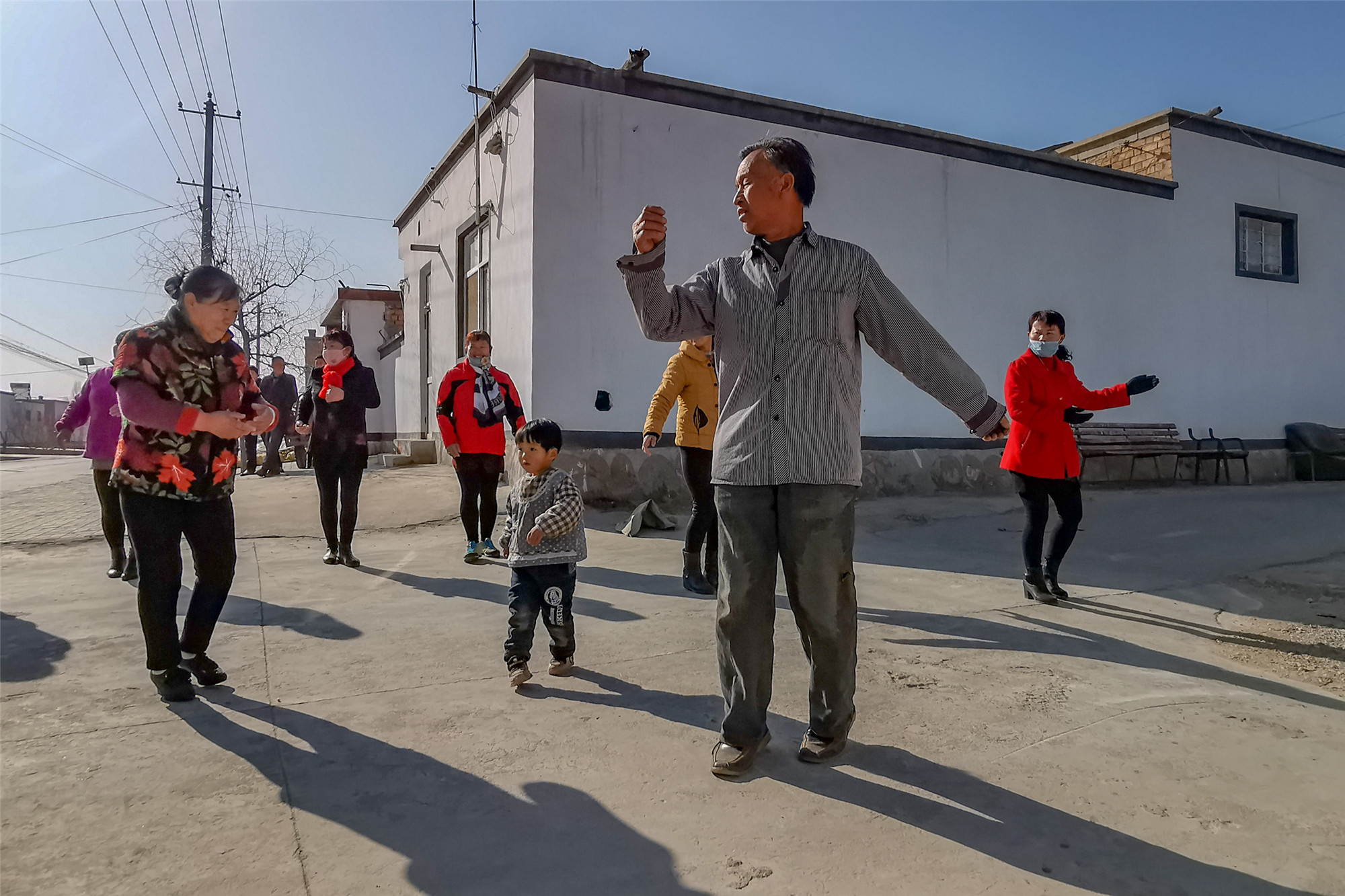 黄河两岸是我家灵武市梧桐树乡沙坝头村用广场舞为新农村代言