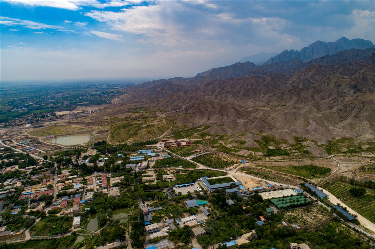 黄河两岸是我家高清大图瞰贺兰山下第一村大武口龙泉村