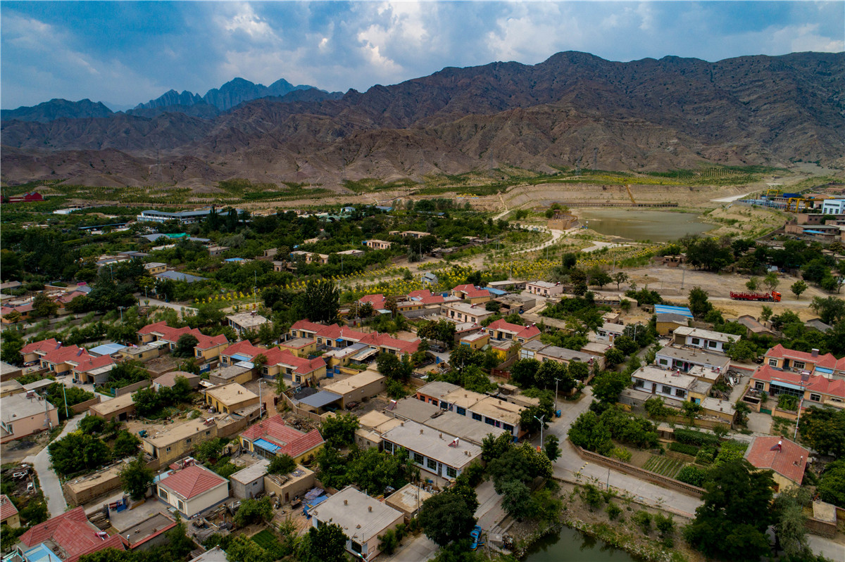 黄河两岸是我家高清大图瞰贺兰山下第一村大武口龙泉村