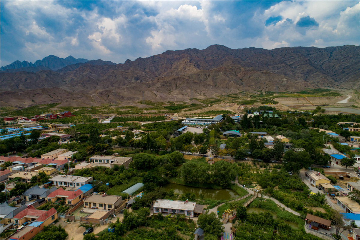 黄河两岸是我家高清大图瞰贺兰山下第一村大武口龙泉村