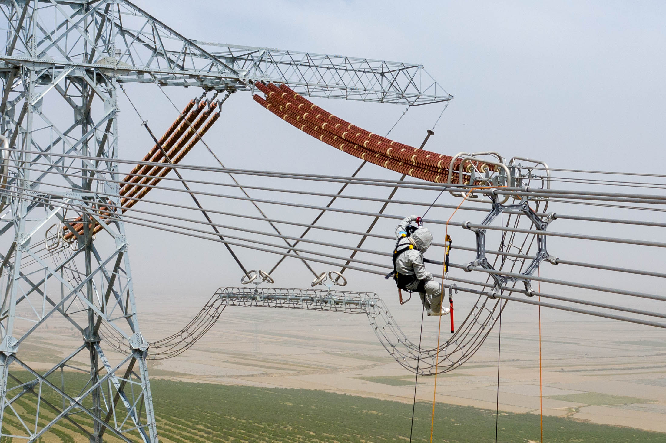 宁夏电力首次对过境1100千伏特高压线路带电消缺