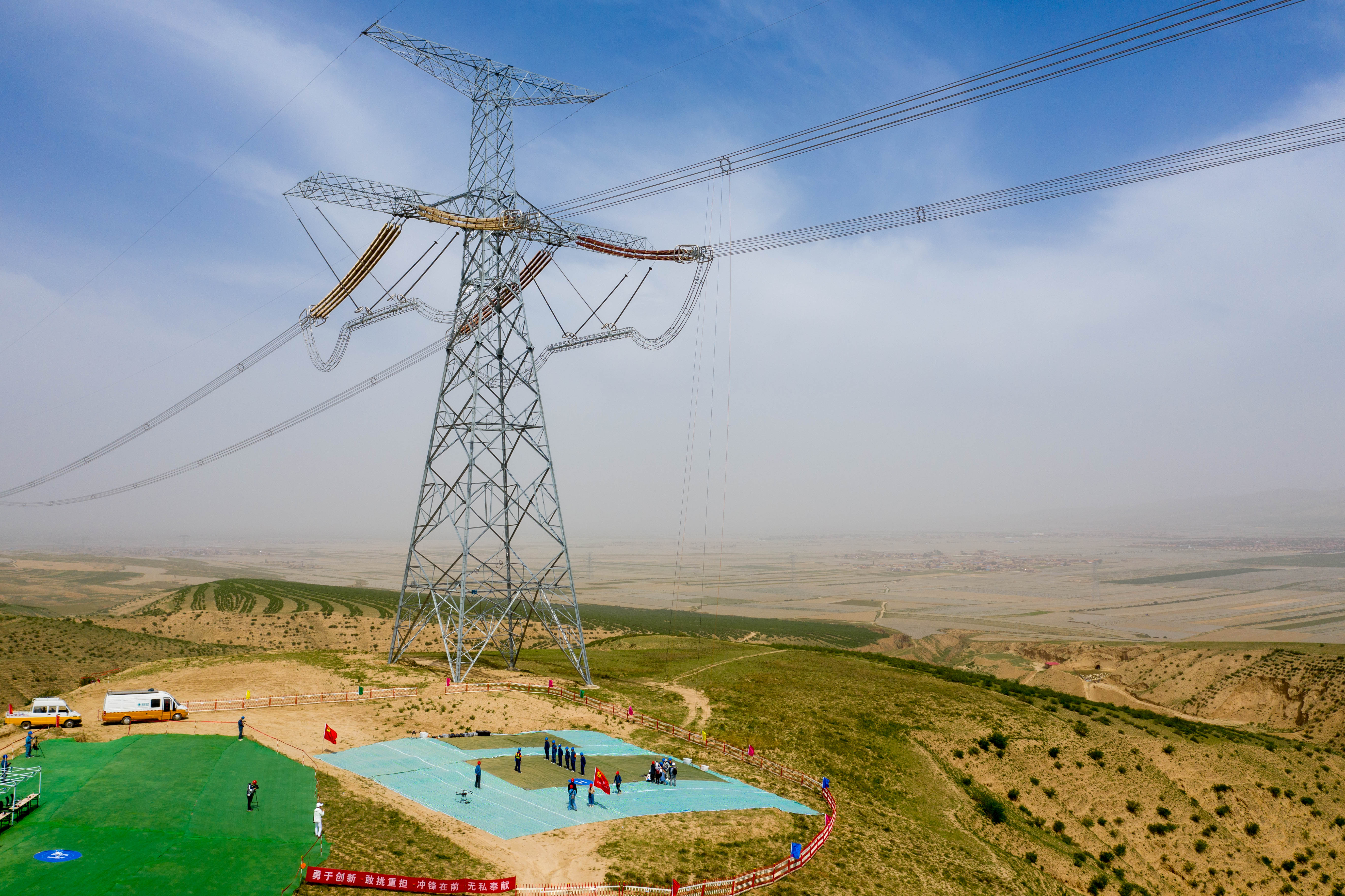 宁夏电力首次对过境1100千伏特高压线路带电消缺