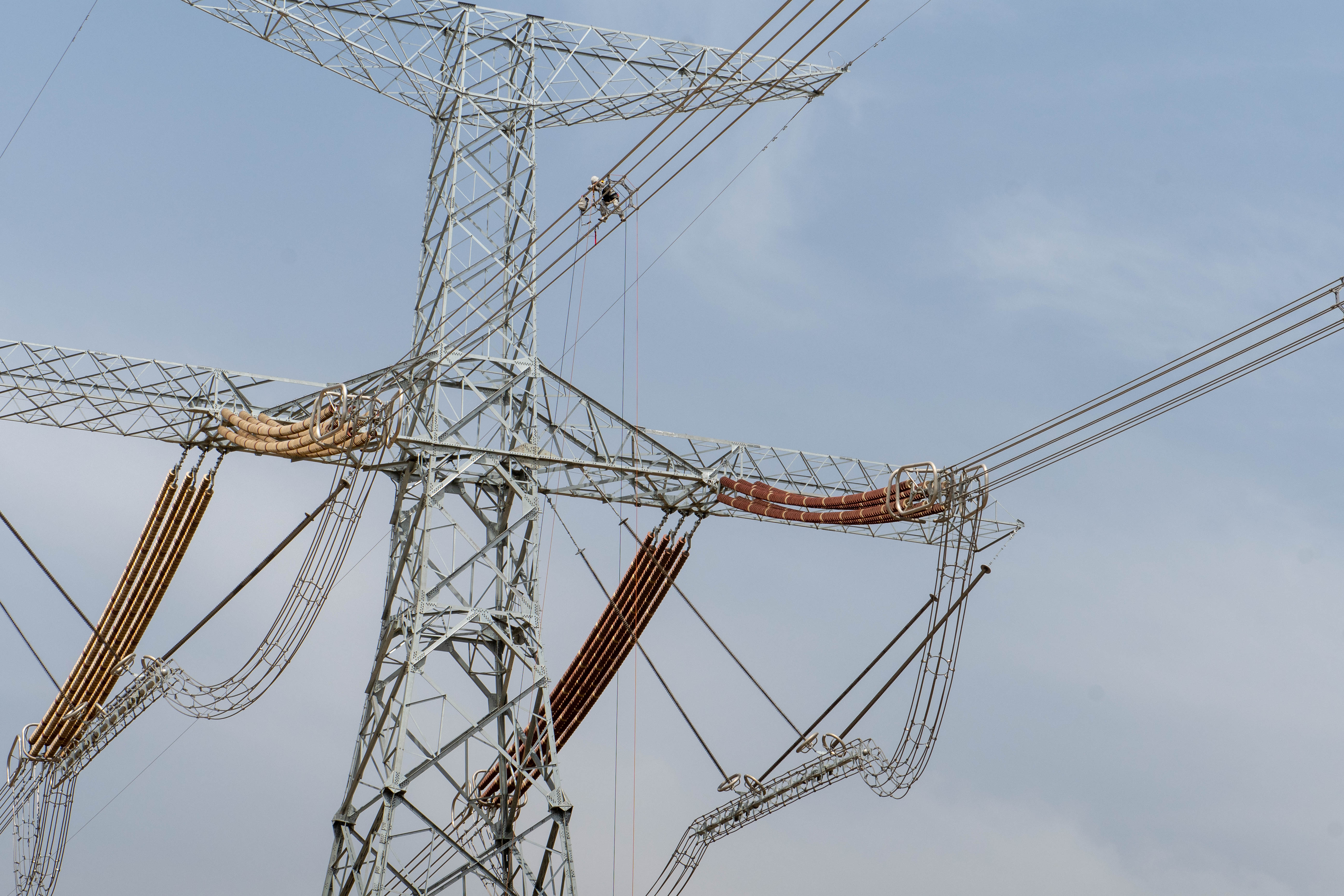 宁夏电力首次对过境1100千伏特高压线路带电消缺