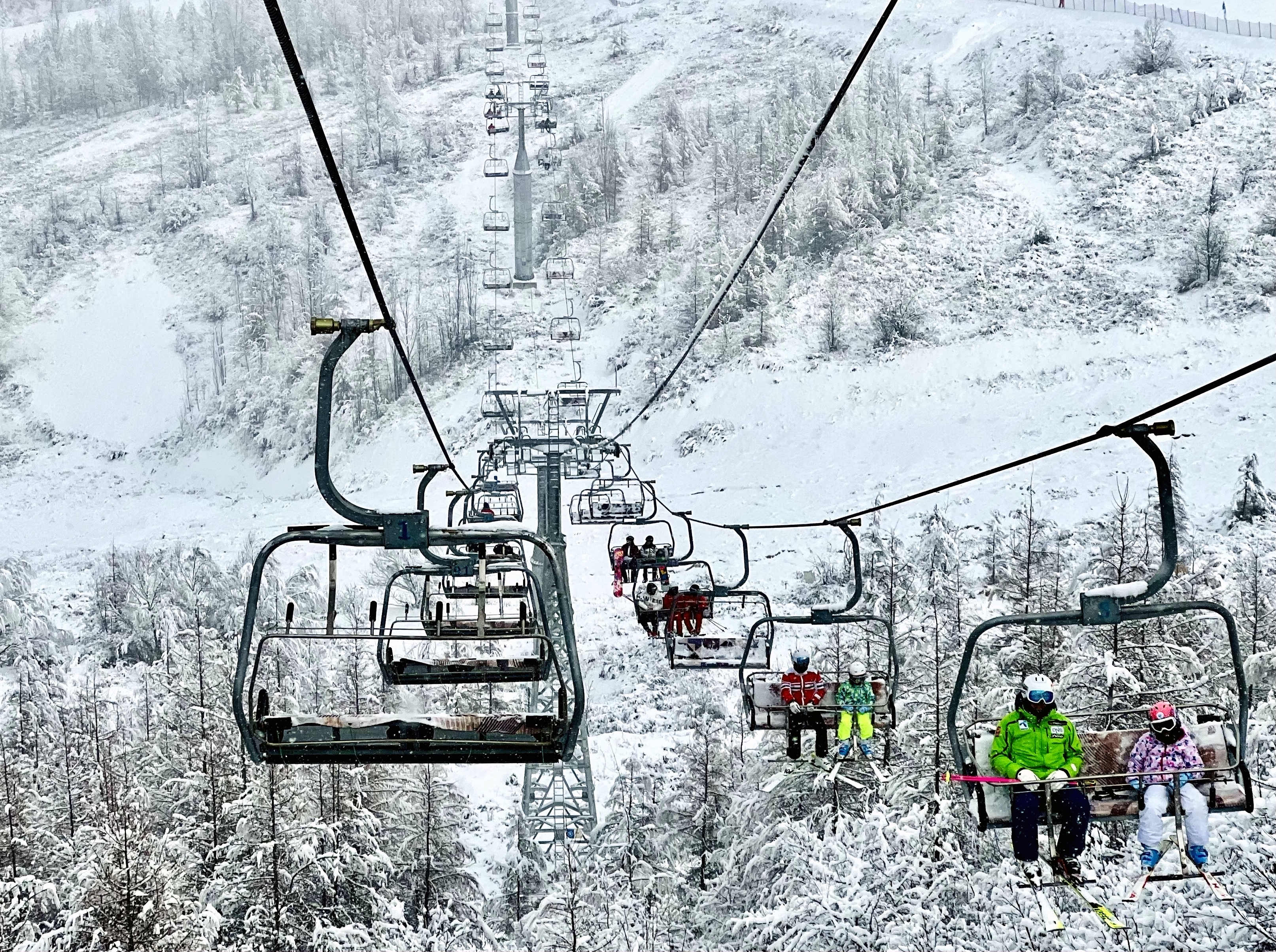 喜迎冬奥过大年丨宁夏娅豪国际滑雪场迎来冰雪运动热潮