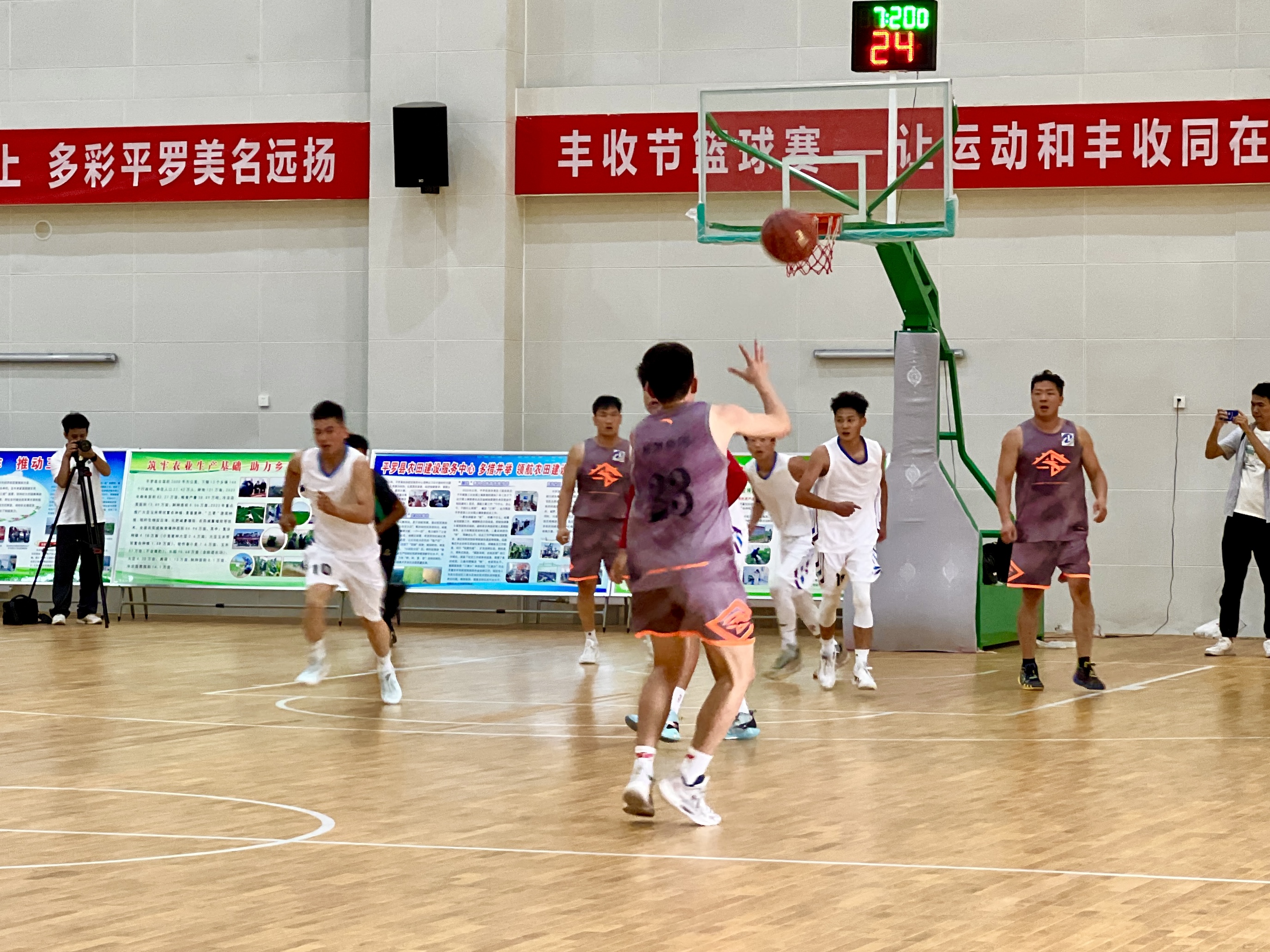 城市篮球夜场赛不断创新，吸引年轻群体热情参与的简单介绍