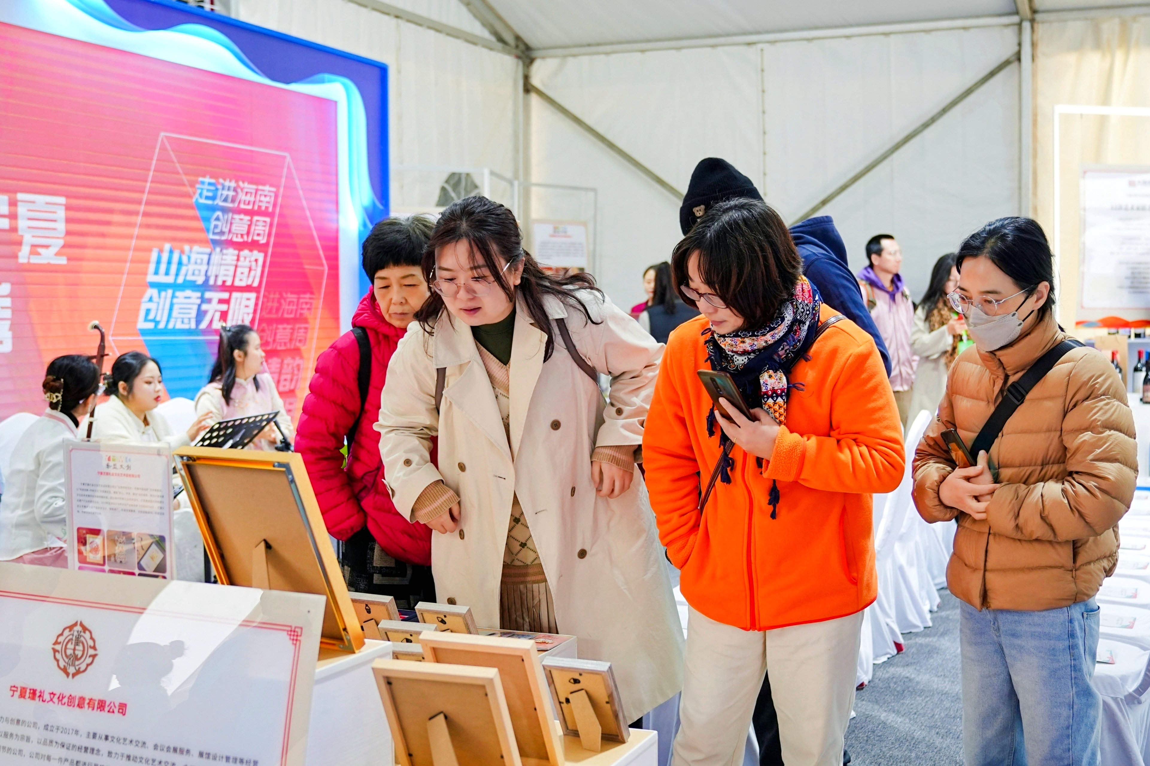 现场观展.jpg
