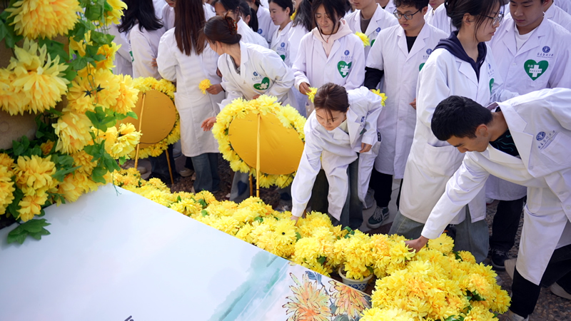 敬献花束.jpg
