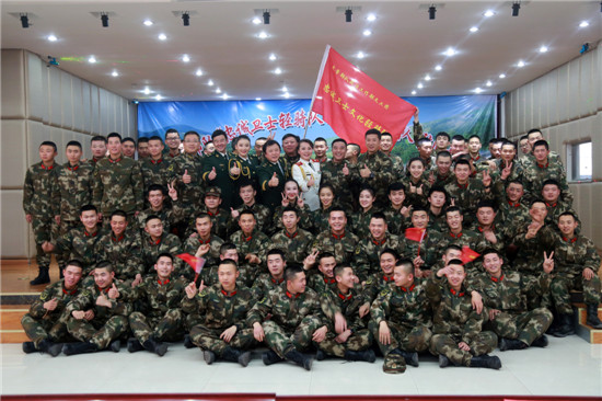 武警部队忠诚卫士文化轻骑队深入武警石嘴山支队慰问演出