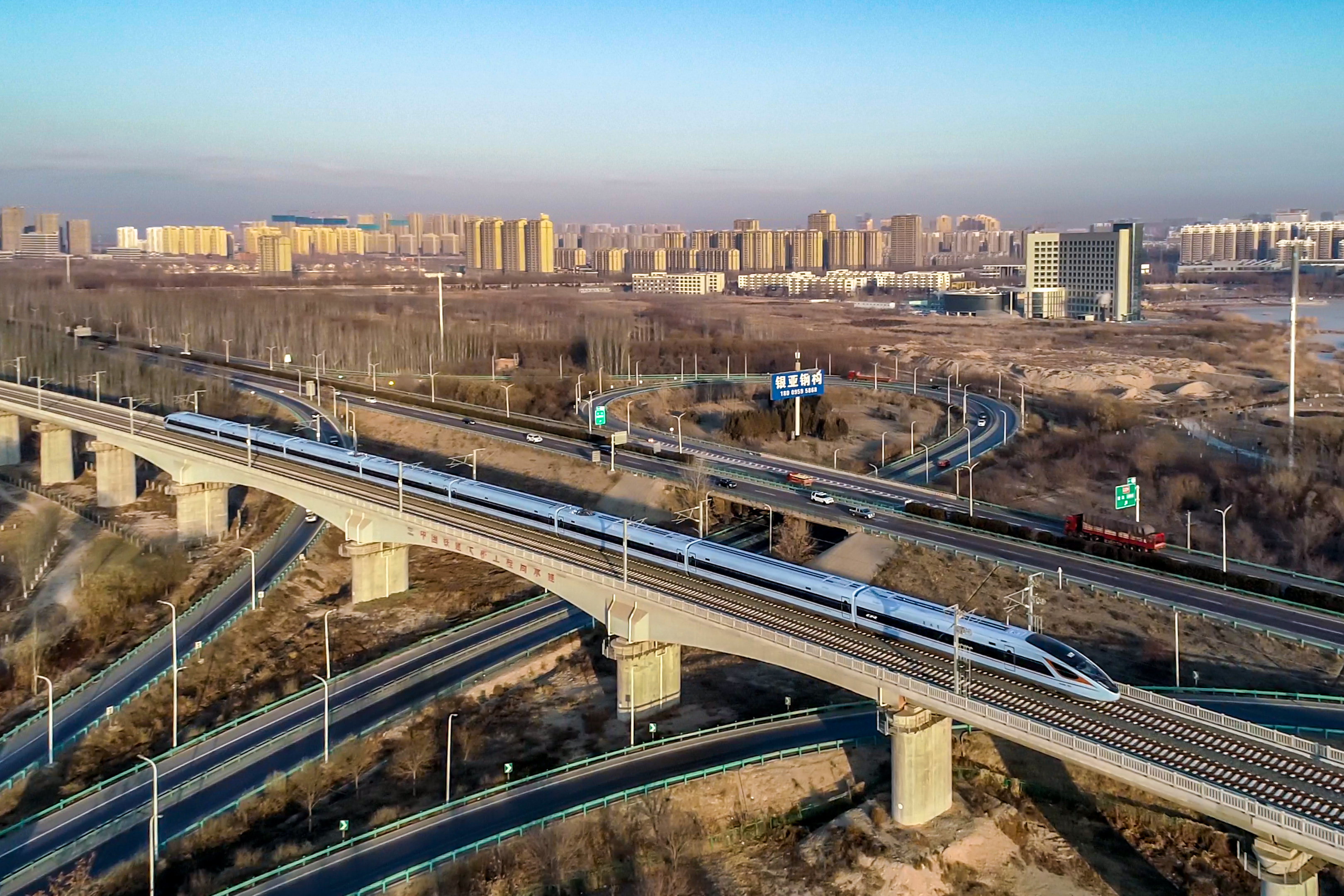 天气很冷但银西高铁很热开通以来累计运送旅客218万人次客票收入23769