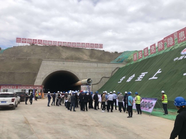 银昆高速全线隧道施工现场标准化示范观摩会举办