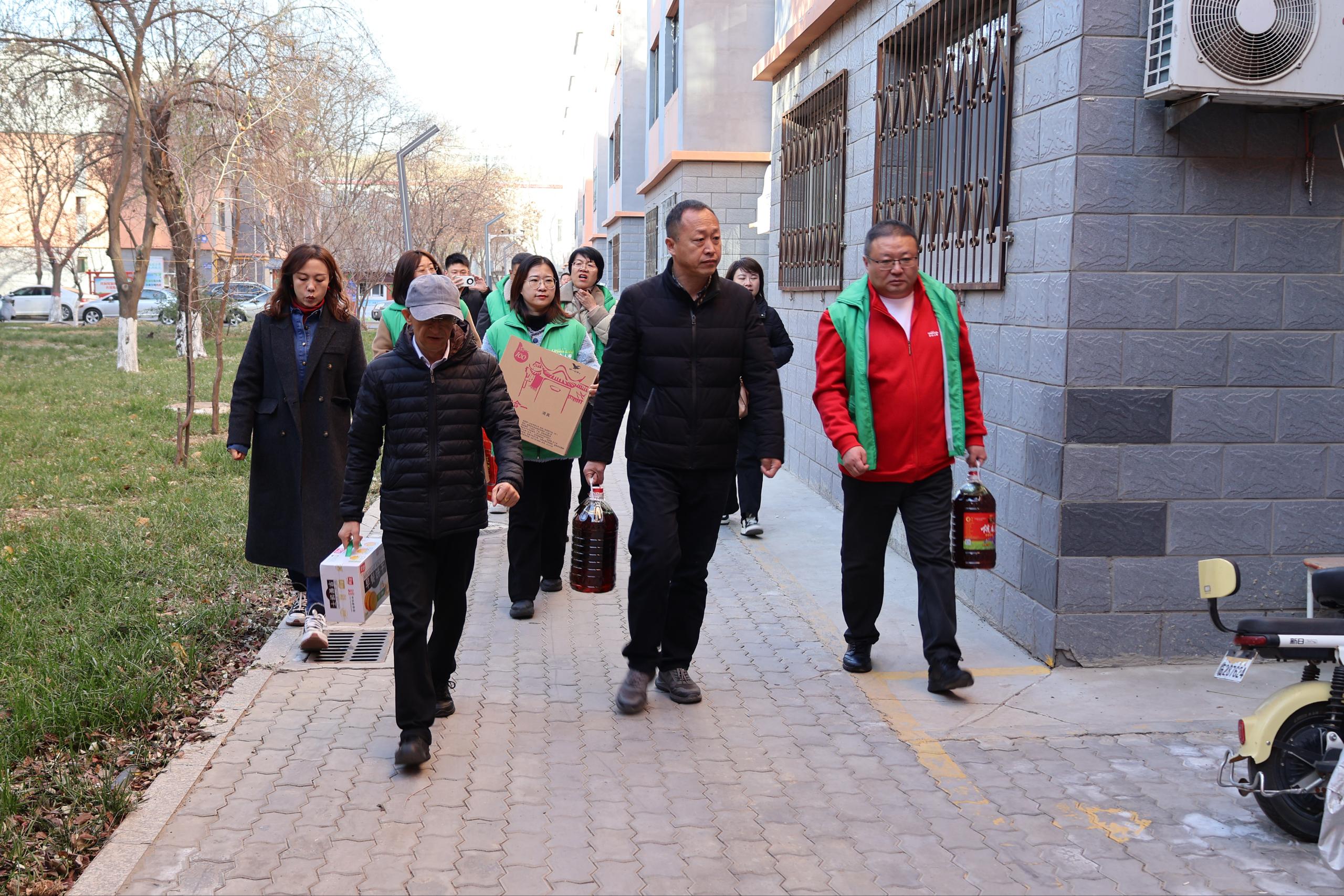 和街道党工委书记一同慰问.jpg