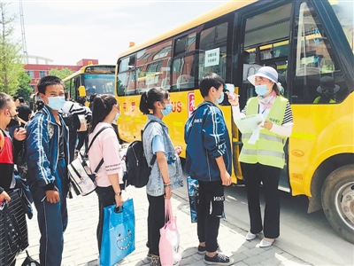 <p>　　庙庙湖小学“微善之家”里，学生用积分兑换文具。</p>