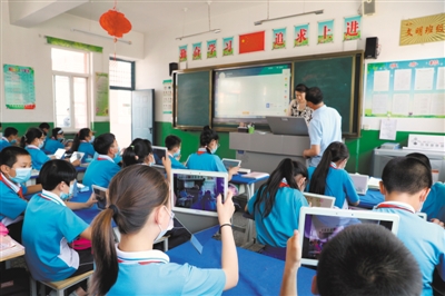 <p>　　红瑞燕宝小学学生吃营养早餐。</p>