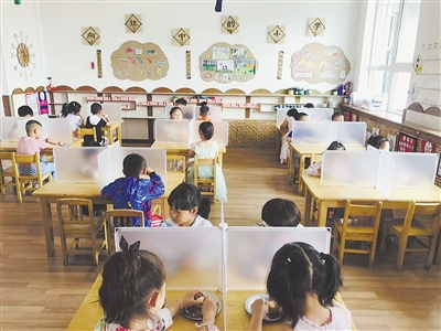 <p>　　学生在花香四溢的校园晨读。</p>
