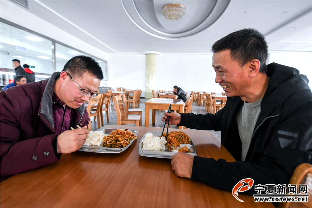 和同事吃饭的时间，是梁元元少有的放松时刻。
