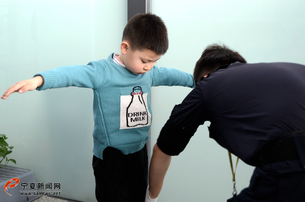 为防止春节期间小孩携带爆竹登机，安检人员对小旅客也认真对待。