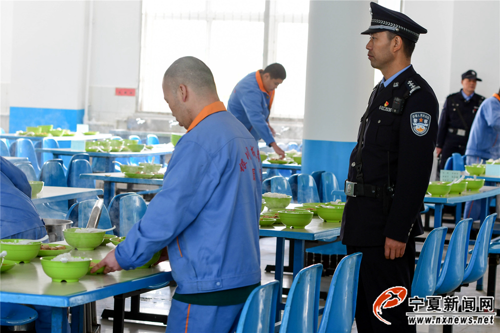午饭时，贾晓明和戒毒人员一起在食堂做饭前准备工作。