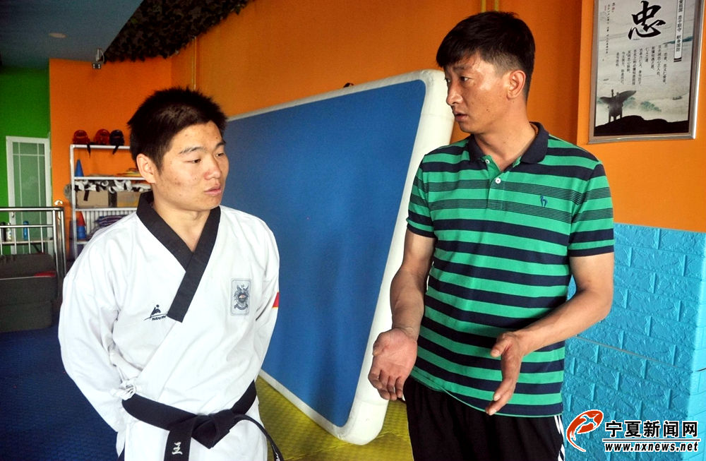 作为宁夏跆拳道协会秘书长的魏卫伟，经常会到银川市的一些跆拳道场进行交流。
