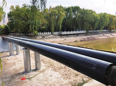 工程跨唐徕渠管道已架设。  本报记者  樊卓妮  摄