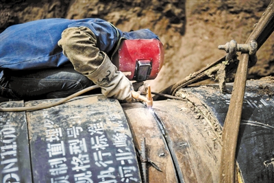 <p>　　中秋佳节，华电宁夏分公司干部职工坚守在银川“东热西送”的第一线，用实际行动为“建设美丽新宁夏　共圆伟大中国梦”添砖加瓦。“东热西送”工程建设开工以来，华电宁夏分公司克服各种困难，按时完成银川城区两横三纵主管网和30个供热中心站、108个末级换热站建设，确保10月1日启动系统总体调试，10月25日具备供暖条件。　　　　　　　			　　　　　										　　　　本报通讯员　郭春燕　张一楠　摄</p>