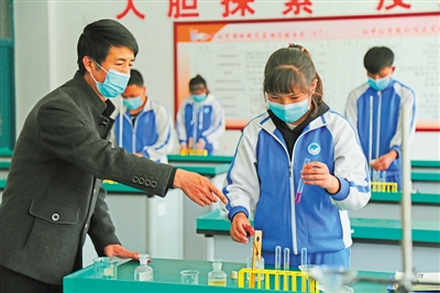 <p>　　城乡教学条件逐步趋于同等。</p>