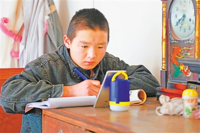 <p>　　海原三中学生勉玉虎使用学校捐助的手机上网课。</p>