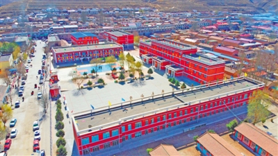 <p>　　乡村学校是当地最美的建筑群。</p>