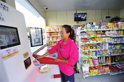     消费者在贺兰县标准化超市选购商品。