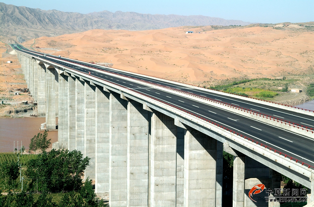 图10.中卫沙坡头黄河公路大桥.jpg