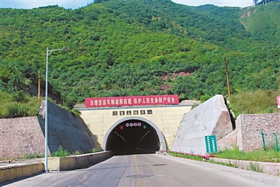 六盘山隧道。