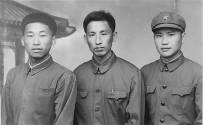 <p>　　年轻时的鹿骏珂（中）与同事的合影。</p>