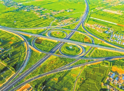 截至2017年底，我区公路通车里程达3.46万公里，全区“三环四纵六横”高速公路网基本建成，村公路连接节点和覆盖范围大幅提升。毛永智  摄