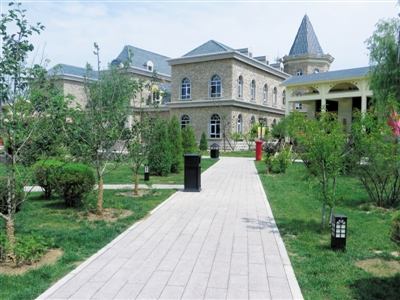 <p>　　贺兰山下影视主题民宿村。</p>
