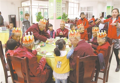 <p>　　2015年重阳节，陶乐养老服务中心为80岁以上老人举办庆生会。</p>