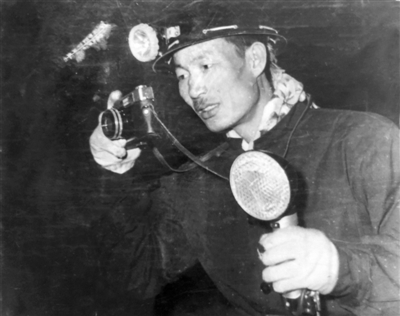 <p>　　1976年，吴赞国去矿井下拍摄。　（资料图片）</p>