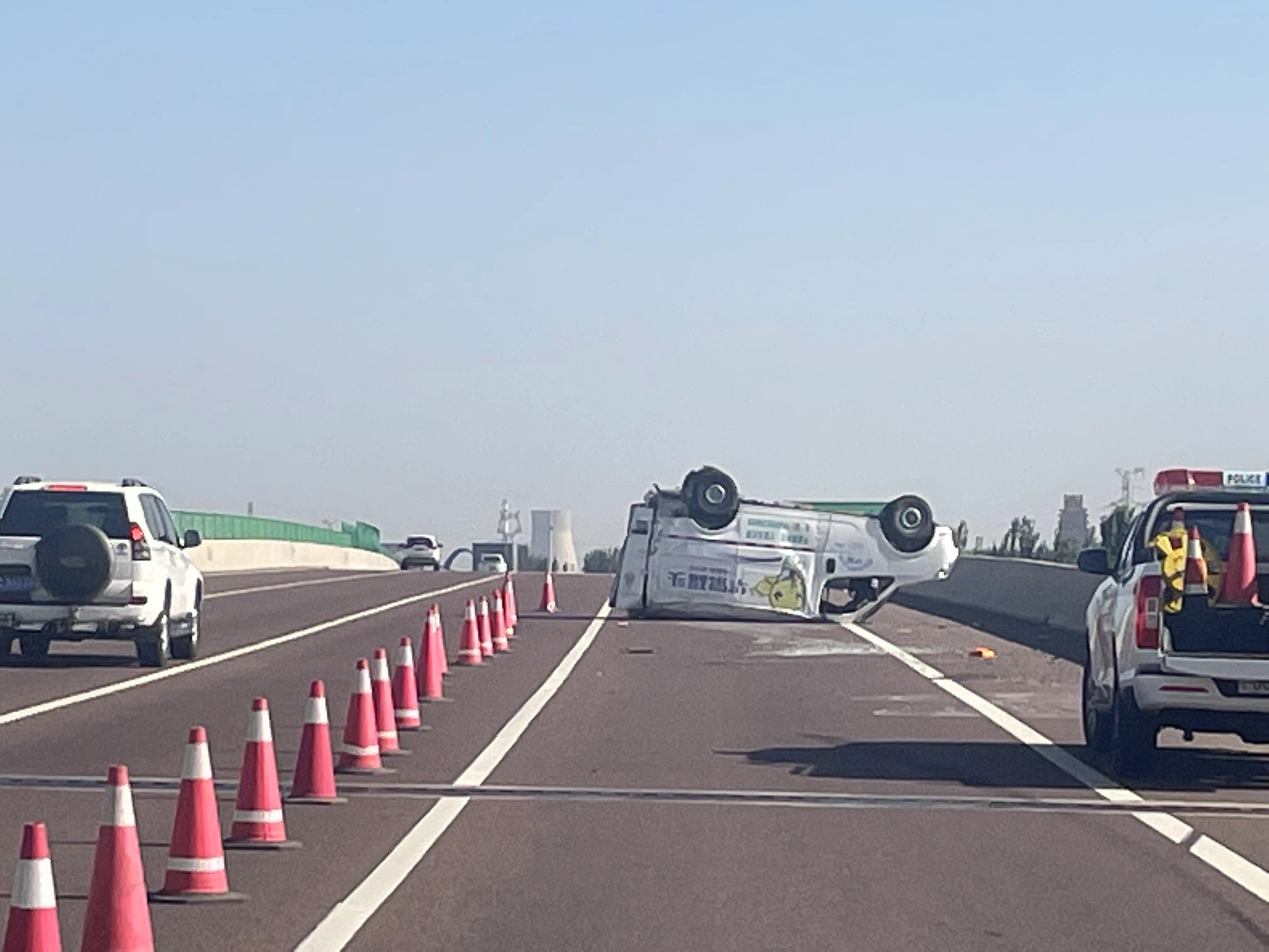 莆田：货车高速路爆胎侧翻，执法员紧急安全救援