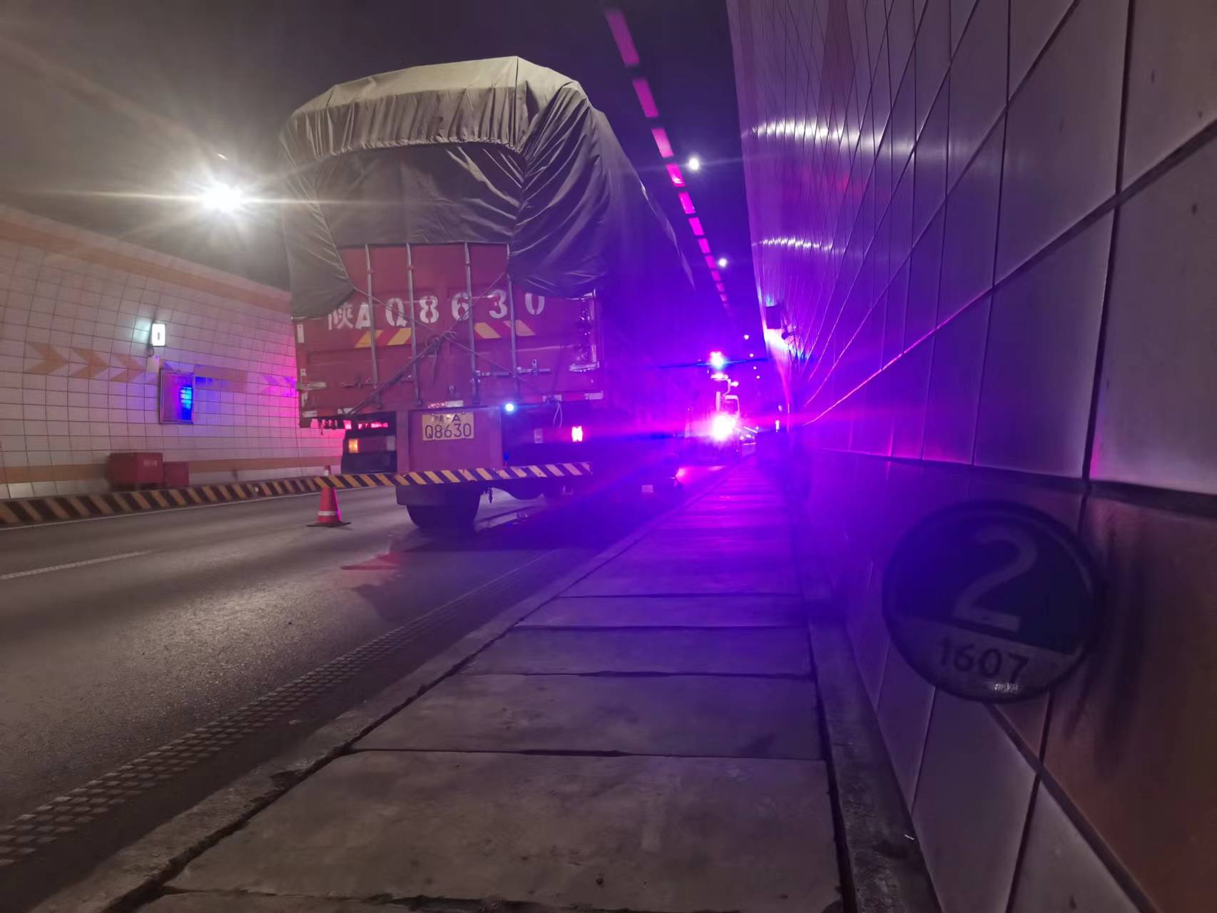 吴桥站：货车爆胎收费员救助 - 情暖高速
