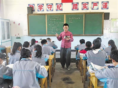 <p>　　薛凤发正在上课。</p>