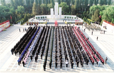 <p>　　9月30日，是我国第六个“烈士纪念日”。银川市各界干部群众在银川烈士陵园举行向人民英雄敬献花篮仪式。</p><p>　　本报记者　王晓龙　摄</p>
