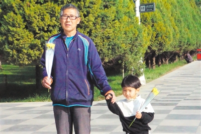 <p>　　9月30日，银川市西夏区各界干部群众在宁夏解放纪念碑举行　向人民英雄敬献鲜花仪式。　</p><p>　　本报记者　乔素华　摄</p>