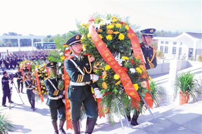 <p>　　9月30日，固原市各界干部群众代表在长城梁革命烈士纪念园举行烈士公祭活动，深切缅怀革命先烈的丰功伟绩，弘扬先烈的崇高精神。　</p><p>　　本报记者　剡文鑫　实习生　杜银双　摄</p>