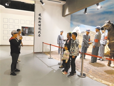 <p>　　10月5日，同心红军西征纪念馆，游客拍照留念。国庆节假日期间，不少区内外游客到该馆打卡。　　　　本报记者　马忠　摄</p>