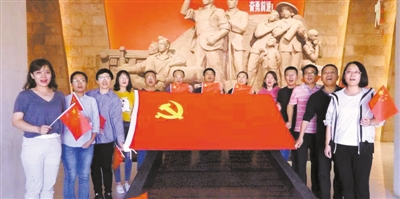 <p>　　近日，中国石油宁夏销售公司党群党支部组织党员到国务院直属口五七干校博物馆，重温革命先烈们艰苦斗争的峥嵘岁月，接受革命精神的洗礼。　　　　本报通讯员　许芊子　摄</p>