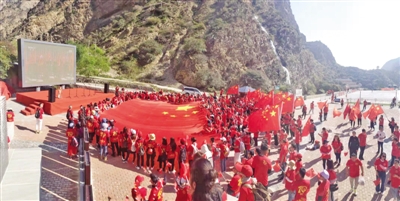 <p>　　10月1日10时许，上千名群众聚集贺兰山国家森林公园崖壁栈道口广场，高举巨幅国旗，挥动小国旗，一起观看国庆阅兵仪式直播，高唱国歌。　　　　　　　　　　　　　　　　　　　　　　　　　　　　　　　　　　　　　　　　　　　　　　　　　　　　　　　　　　　　　　本报记者　　李徽　徐佳敏　摄</p>
