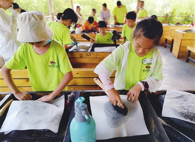 7月12日，25名孩子来到贺兰山岩画景区体验岩画拓印。当日，宁夏地质博物馆启动为期5天的地学科普之旅，孩子们将跟随我区地质专家，参观考察贺兰山、黄河大峡谷、腾格里沙漠等地质地貌鲜明区域，体验化石科考、黄河水净化、沙漠观星、扎麦草方格等科普实践活动。　　　　本报记者  赵锐  摄