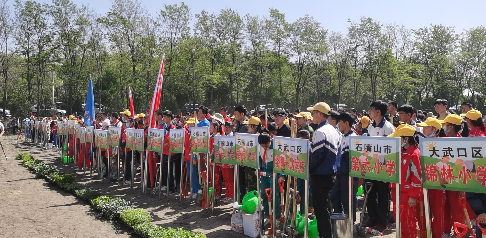 学生到劳动实践基地接受劳动教育。.jpg