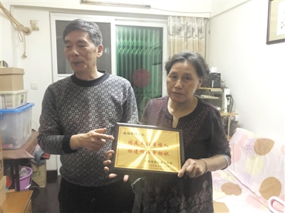 <p>　　在李圣康心中，隆德二中颁给他和女儿的奖项是对他们资助学生最好的肯定。</p>