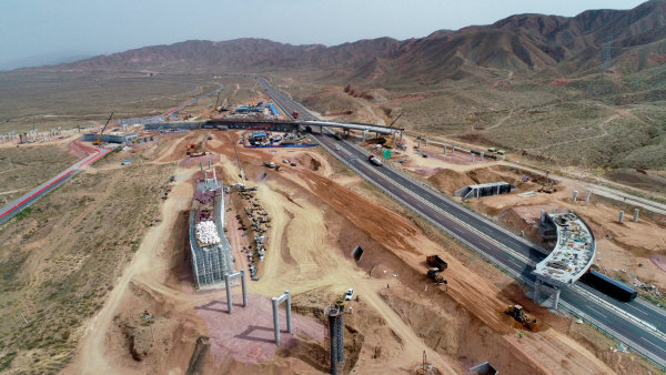 中国首条穿越沙漠腹地高速乌玛高速建设正酣