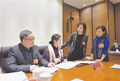<p>　　　　童安荣、裴秀英、刘娟、宝玲玲委员（从左至右）讨论“互联网+医疗”建设。</p>