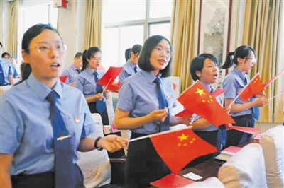 <p>　　7月1日，自治区人民检察院开展主题党日活动，组织党员聆听革命烈士家书、再忆入党初心经历。　　本报记者　杨超　摄</p>